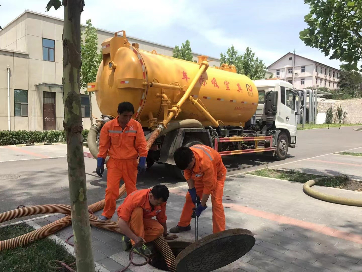 鄱阳管道疏通车停在窨井附近