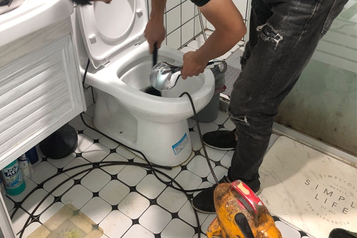 鄱阳马桶堵塞自己疏通还是找师傅?专业上门服务让你省时更省心